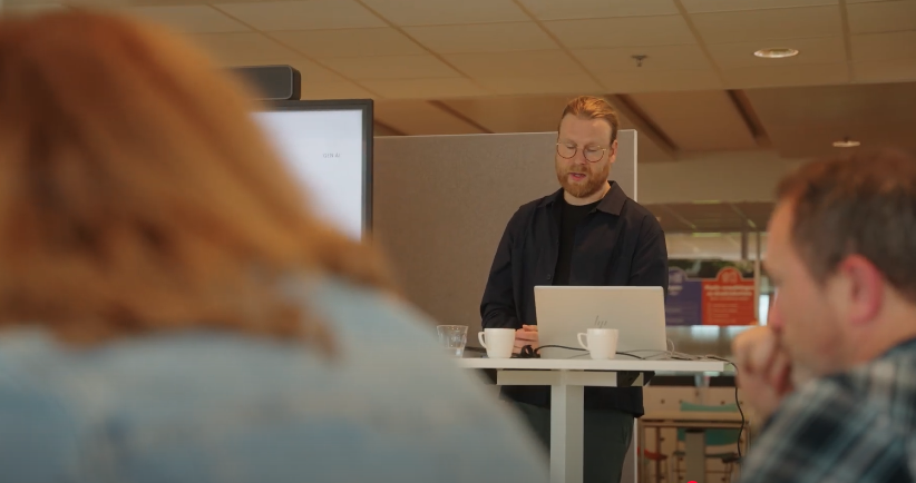 Workshopsessie: presentator en deelnemers bij een AI-cursus